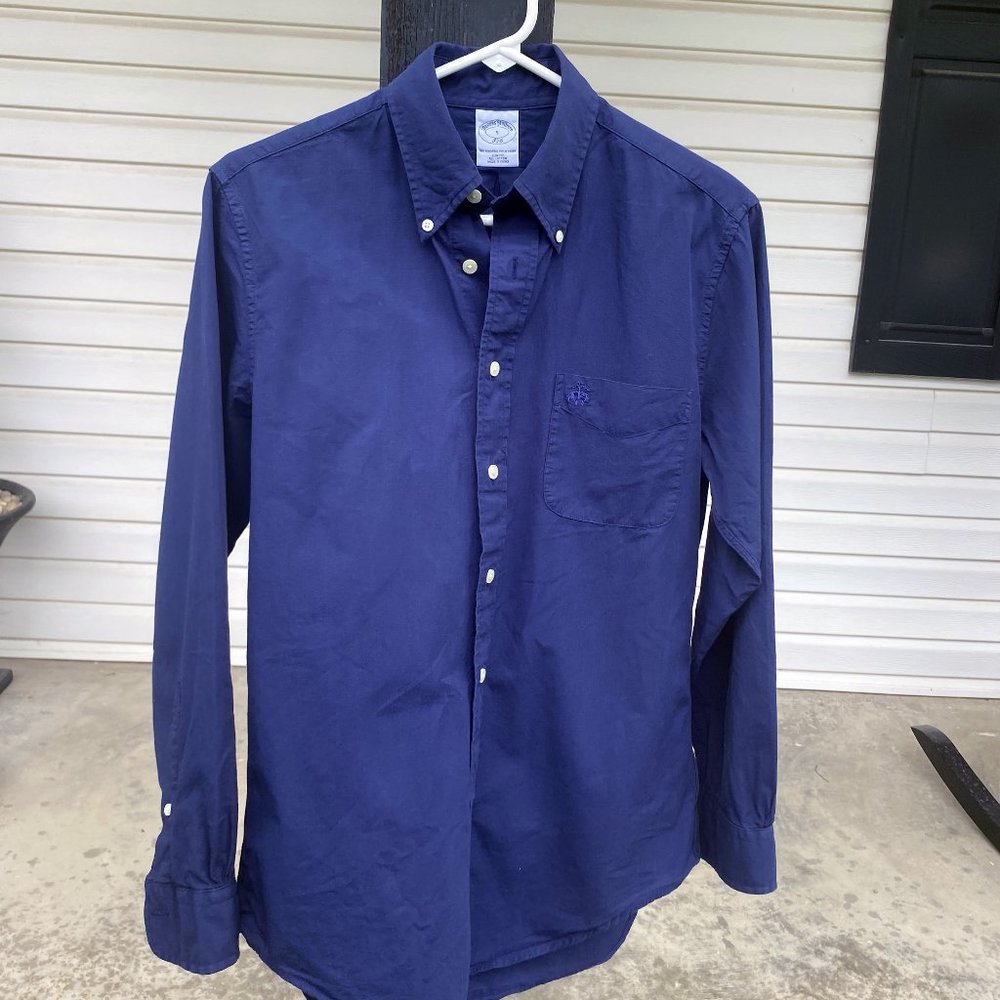 Brooks Brothers slim fit Navy Button Down. Sz Small